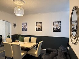 Manchester - House - Sleeps 6 - Parking - Garden