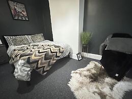 Manchester - House - Sleeps 6 - Parking - Garden