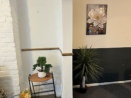 Manchester - House - Sleeps 6 - Parking - Garden