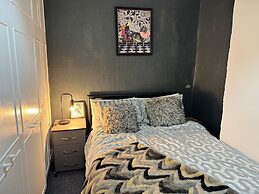 Manchester - House - Sleeps 6 - Parking - Garden