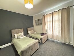 Manchester - House - Sleeps 6 - Parking - Garden