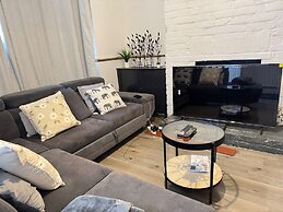 Manchester - House - Sleeps 6 - Parking - Garden