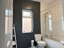 Manchester - House - Sleeps 6 - Parking - Garden