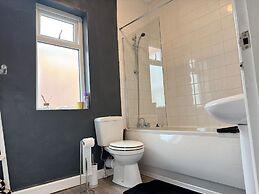 Manchester - House - Sleeps 6 - Parking - Garden