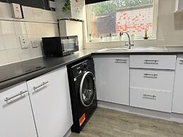 Manchester - House - Sleeps 6 - Parking - Garden