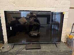 Manchester - House - Sleeps 6 - Parking - Garden