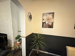 Manchester - House - Sleeps 6 - Parking - Garden