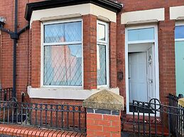 Manchester - House - Sleeps 6 - Parking - Garden