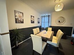 Manchester - House - Sleeps 6 - Parking - Garden