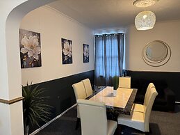 Manchester - House - Sleeps 6 - Parking - Garden