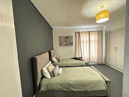 Manchester - House - Sleeps 6 - Parking - Garden