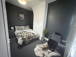 Manchester - House - Sleeps 6 - Parking - Garden