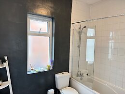 Manchester - House - Sleeps 6 - Parking - Garden