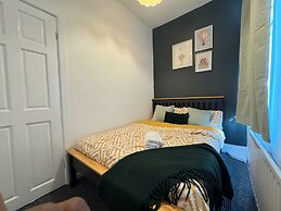 Manchester - House - Sleeps 6 - Parking - Garden