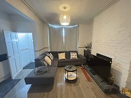 Manchester - House - Sleeps 6 - Parking - Garden