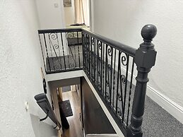 Manchester - House - Sleeps 6 - Parking - Garden