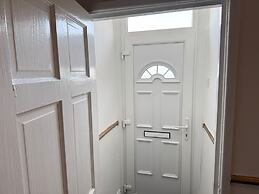 Manchester - House - Sleeps 6 - Parking - Garden