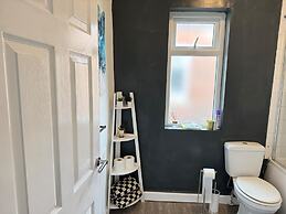 Manchester - House - Sleeps 6 - Parking - Garden