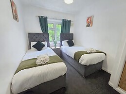House Sleeps 5 With Garden and Parking