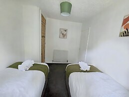 House Sleeps 5 With Garden and Parking