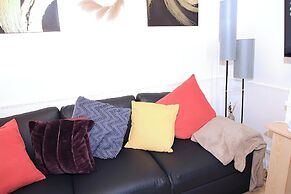 House Sleeps 5 With Garden and Parking