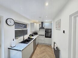 House Sleeps 5 With Garden and Parking