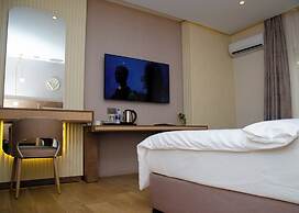 Check Inn Hotel Gimbiya