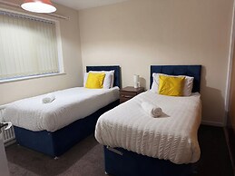 3 Bed House - Sleeps 6 - Parking - Wifi