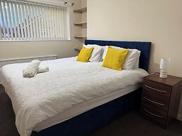 3 Bed House - Sleeps 6 - Parking - Wifi