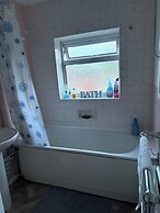 3 Bed House - Sleeps 6 - Parking - Wifi