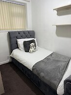 3 Bed House - Sleeps 6 - Parking - Wifi