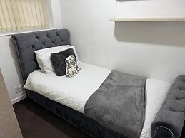 3 Bed House - Sleeps 6 - Parking - Wifi