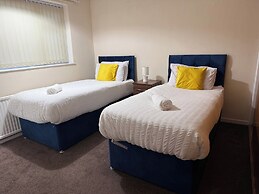 3 Bed House - Sleeps 6 - Parking - Wifi