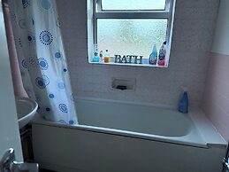3 Bed House - Sleeps 6 - Parking - Wifi