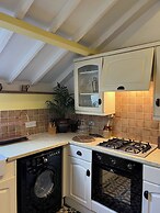 Local Pubs, Walking Routes, Cottage w Parking