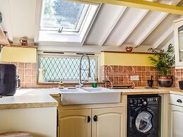 Local Pubs, Walking Routes, Cottage w Parking