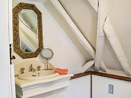 Local Pubs, Walking Routes, Cottage w Parking