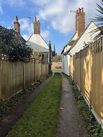 Local Pubs, Walking Routes, Cottage w Parking