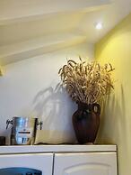 Local Pubs, Walking Routes, Cottage w Parking