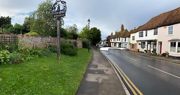 Local Pubs, Walking Routes, Cottage w Parking