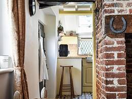 Local Pubs, Walking Routes, Cottage w Parking