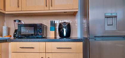 Corby - 3 Bedrooms - Sleeps 5 - Free Parking