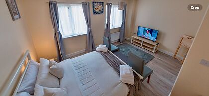 Corby - 3 Bedrooms - Sleeps 5 - Free Parking