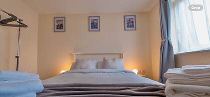 Corby - 3 Bedrooms - Sleeps 5 - Free Parking