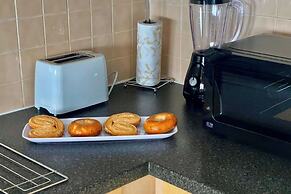 Corby - 3 Bedrooms - Sleeps 5 - Free Parking