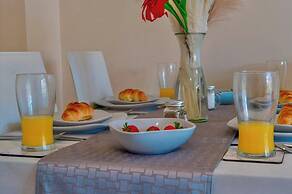 Corby - 3 Bedrooms - Sleeps 5 - Free Parking