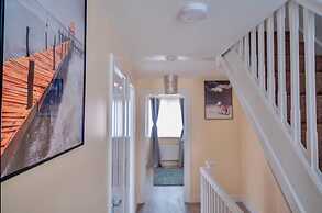 Corby - 3 Bedrooms - Sleeps 5 - Free Parking