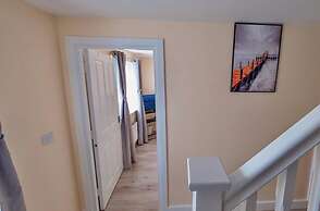 Corby - 3 Bedrooms - Sleeps 5 - Free Parking