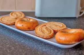 Corby - 3 Bedrooms - Sleeps 5 - Free Parking