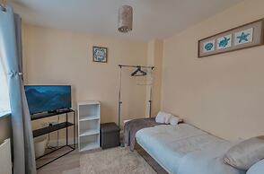 Corby - 3 Bedrooms - Sleeps 5 - Free Parking